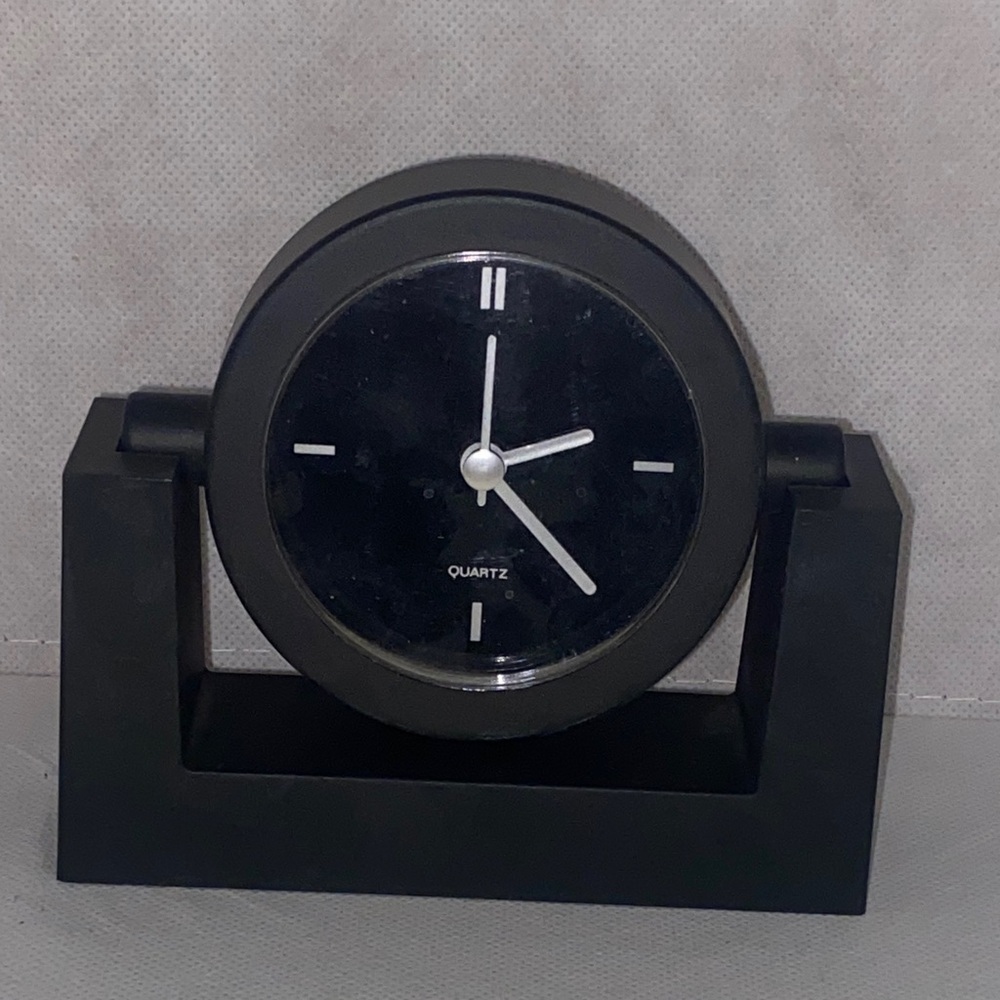 Black Sleek Quartz Clock